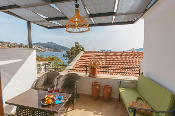 Luxury-Outdoor-Living-Spaces-Ideas-for-Year-Round-Comfort Wrmth.ca